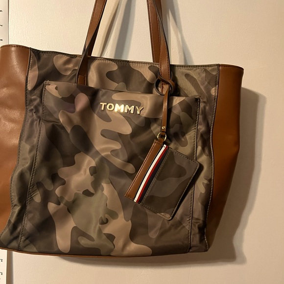 Tommy Hilfiger large Tote - Picture 1 of 8